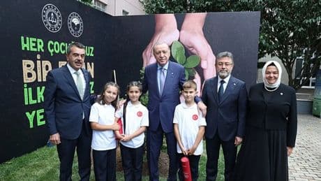 Başkan Erdoğan, öğrencilerle fidan dikti