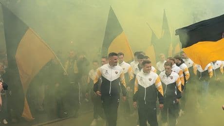 Tausende Fans begleiten ihr Team - Dresden im Fußball-Ausnahmezustand