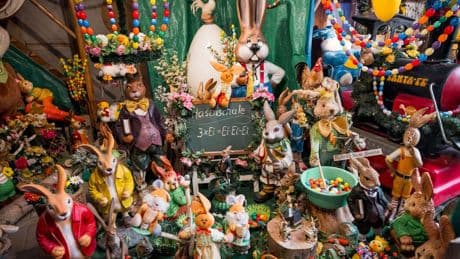 Sammlung: Eine Scheune voller Osterhasen und bunten Eiern