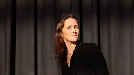 Bücher-Podcast: Altes Geld und neue Opfer: Martina Clavadetscher über ihren Roman „Die Schrecken der anderen“