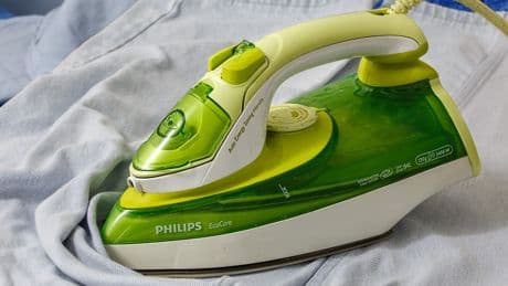 Técnicas caseras para restaurar la base de la plancha y prevenir daños en la ropa