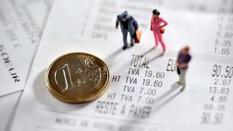Une "TVA" pour financer le modèle social: la France taxe-t-elle vraiment moins la consommation que ses voisins comme l'affirme Emmanuel Macron?