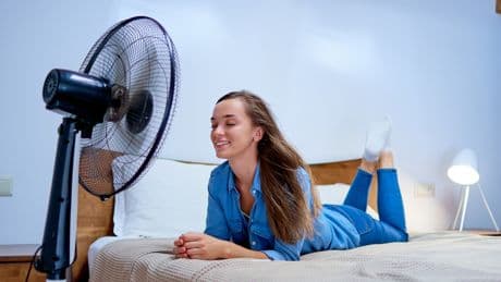 Experten klären auf: Darum darf ein Ventilator niemals neben dem Bett stehen