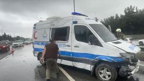 İstanbul’da hasta taşıyan ambulans kaza yaptı