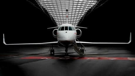 Los jets privados y los viajeros premium contaminan mucho, así que España ya planea qué hacer con ellos: cobrarles mucho más