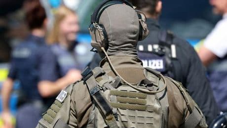 Roth in Mittelfranken: Person mit Waffe gemeldet - Großeinsatz an Mittelschule