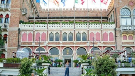 Hotel Excelsior Lido di Venezia, quanto costa una giornata con i divi della Mostra del Cinema: prezzi di capanne in spiaggia e suite