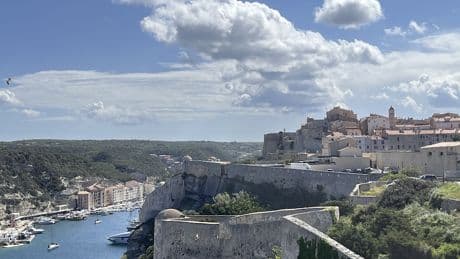 Fin des résidences secondaires : le maire de Bonifacio s’explique
