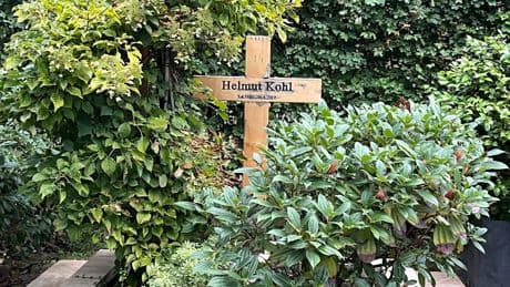 Seit acht Jahren kein Grabstein - Jetzt verwittert Helmut Kohls Holz-Grabkreuz