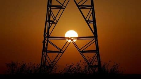 España activa una 'operación reforzada' de su red eléctrica tras el apagón y frena el uso de renovables