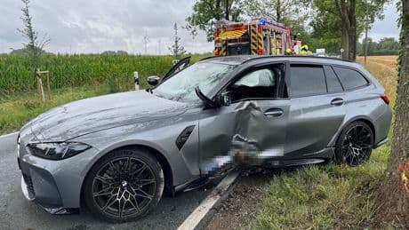 Mit 530 PS gegen Baum - 21-Jähriger zerlegt bei Probefahrt 100.000-Euro-BMW