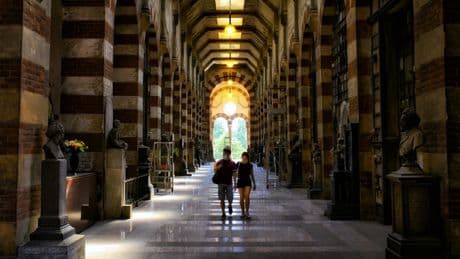 In vacanza nei cimiteri, tra cripte e tradizioni antiche: il necroturismo è la nuova frontiera dei viaggi. Ecco le location e gli itinerari da scoprire in vista di Halloween