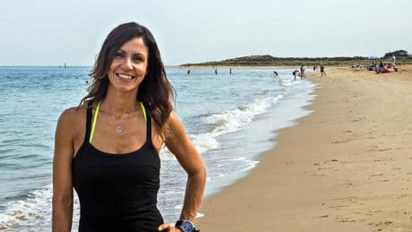 Julia (55 años), que sobrevivió a un tumor, tajante: "No hagas 10.000 pasos al día, es mejor este ejercicio de 15 minutos"