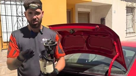 Un mecánico alerta lo que le puede suceder a tu coche si lleva mucho tiempo parado: "Hay que poner una bomba nueva"