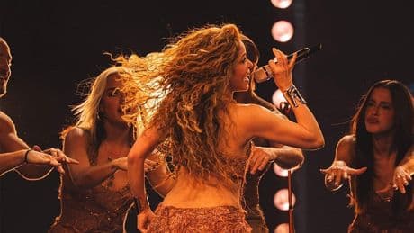 Sturz beim Konzert - Shakira knallt auf die Bühne