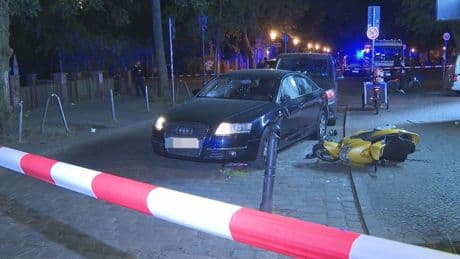 Mit Flaschen, Steinen und Waffen - 30 Männer greifen Audi-Fahrer an