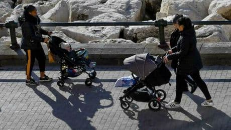 Mamme lavoratrici, maxi detrazione fino a 20mila euro: come funziona la possibile misura del governo