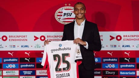 Aanwinst Kiliann Sildillia (23) direct met PSV het trainingsveld op in Marienfeld