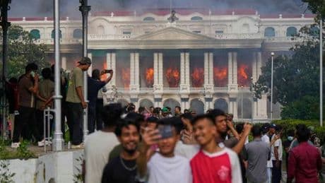 Népal : des manifestants incendient le Parlement malgré la démission du premier ministre