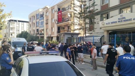 İzmir'de polis merkezine düzenlenen silahlı saldırıyla ilgili 27 gözaltı