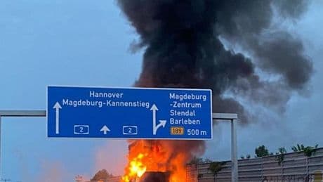 Bei Magdeburg: Brennender Lkw auf A2 - Strecke teilweise gesperrt