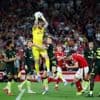 Keeper Flekken doet Nottingham Forest pijn met assist vanuit doeltrap