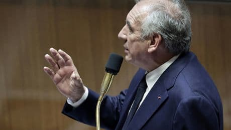 Sabotages électriques: la surveillance va être étendue «à tous les lieux critiques», assure François Bayrou