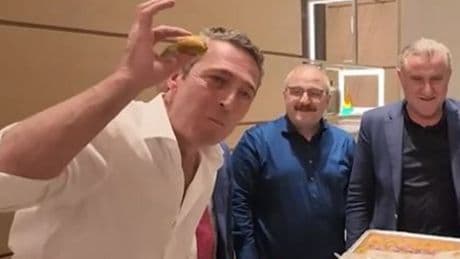 Final öncesi Ali Koç'a baklava ikramı