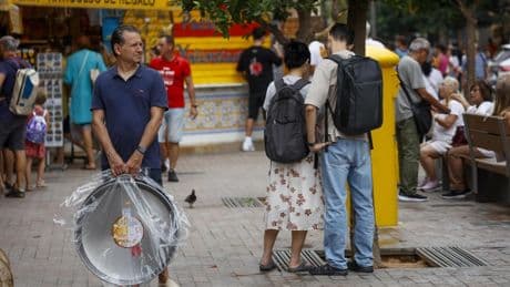 La nueva norma impedirá la apertura de plazas turísticas en 20 barrios saturados de València