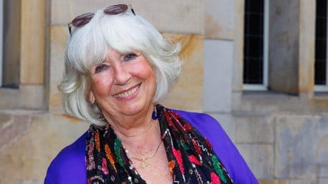 Na tegenslag Willeke Alberti (80) nu écht terug op het podium: ’Ik heb Daniëlle beloofd te blijven zingen en nu los ik mijn belofte in’
