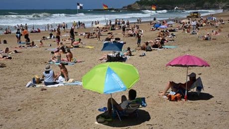 Fumer sera interdit sur les plages, dans les jardins publics et près des écoles à partir du 1ᵉʳ juillet