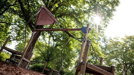 Burgenlandkreis: Autofahrer fährt gegen Kletterturm auf Spielplatz und stirbt