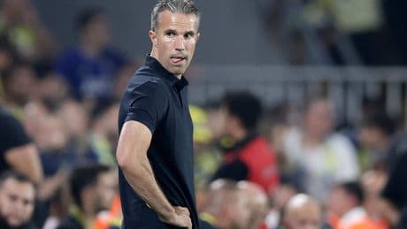 Feyenoord-trainer Van Persie vindt dat fans grenzen overschrijden met kritiek op Lotomba
