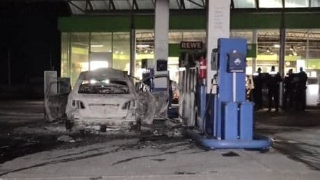 Mann fährt brennendes Auto an Tankstelle und droht mit Axt