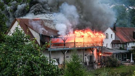 Mutter (38) und Kind (7) verletzt - Großbrand in Wohnhaus legt Bahnverkehr lahm