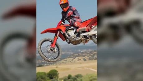 Márquez  retrasa sus vacaciones para machacarse con la Ducati Desmo450 de motocrós