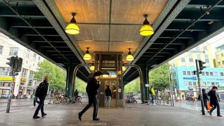 Grusel-Gehweg unter der U2: Verwandlung zur schicken Spaziermeile?
