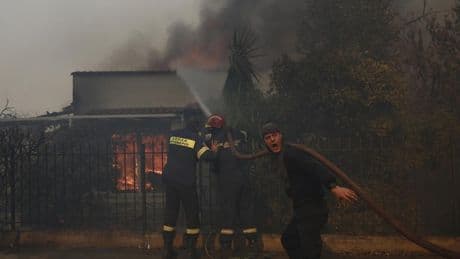 Grecia lucha contra una decena de incendios forestales en todo el país con 7.000 evacuados y docenas de casas quemadas