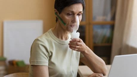 El motivo por el que el asma es más grave en mujeres y más durante la menopausia