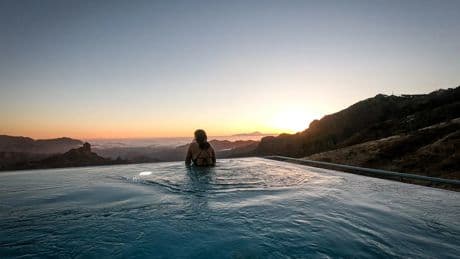 El Parador con la piscina más espectacular y vistas increíbles a 1.500 metros de altura
