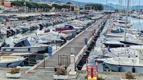 Maltempo, barca affonda davanti alla diga foranea di Chiavari