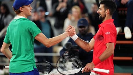 Musetti si ritira contro Alcaraz. Sinner doma Djokovic, è in finale
