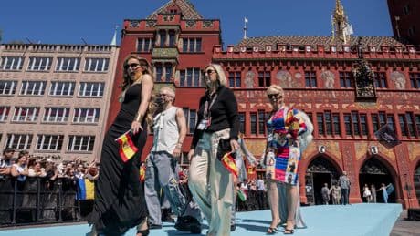 La semaine de l'Eurovision débute par un défilé ensoleillé et des manifestations