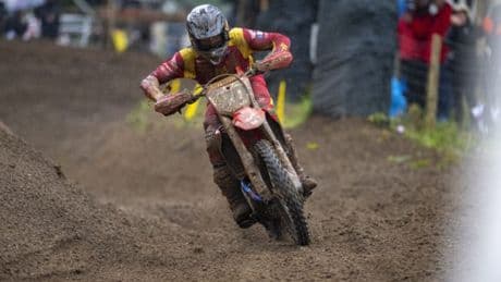 Rubén Fernández sube al podio, con un veloz Febvre en lo más alto
