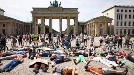 Tödliche Gefahr? Kreativer Protest am Brandenburger Tor
