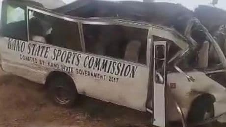 Mueren 22 miembros de un equipo de atletismo al caer su autobús de un puente