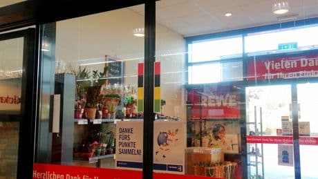 Bei Rewe und Penny: Darum sind bunte Streifen an den Eingangstüren