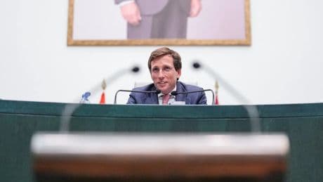 Los deberes de Almeida tras su paternidad: regular terrazas, la nueva tasa de basuras y mano dura contra grafitis y botellón