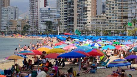 Toerist niet meer welkom met handdoek op delen Spaanse stranden: op deze nieuwe maatregel moet je letten