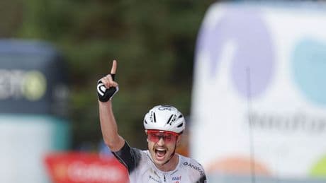 Jay Vine gana a lo grande en Andorra y Traeen le roba el liderato de la Vuelta a Vingegaard